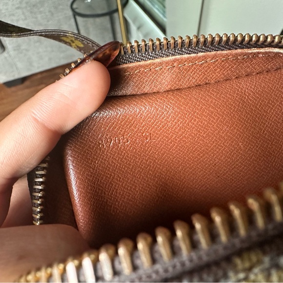 Mini Danube Loui Vuitton Crossbody Bag - Picture 10 of 12